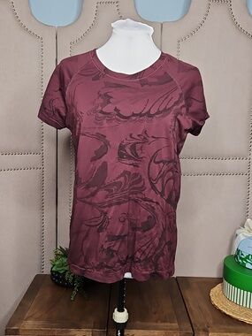 Athleta Marbled Burgandy Wick Away Tee